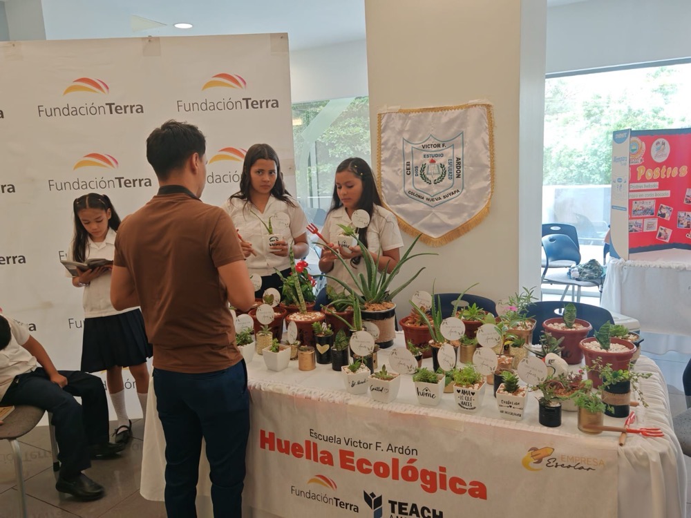 Students of Víctor F Ardón, Honduras, with their Ecological Footprint plants and snacks