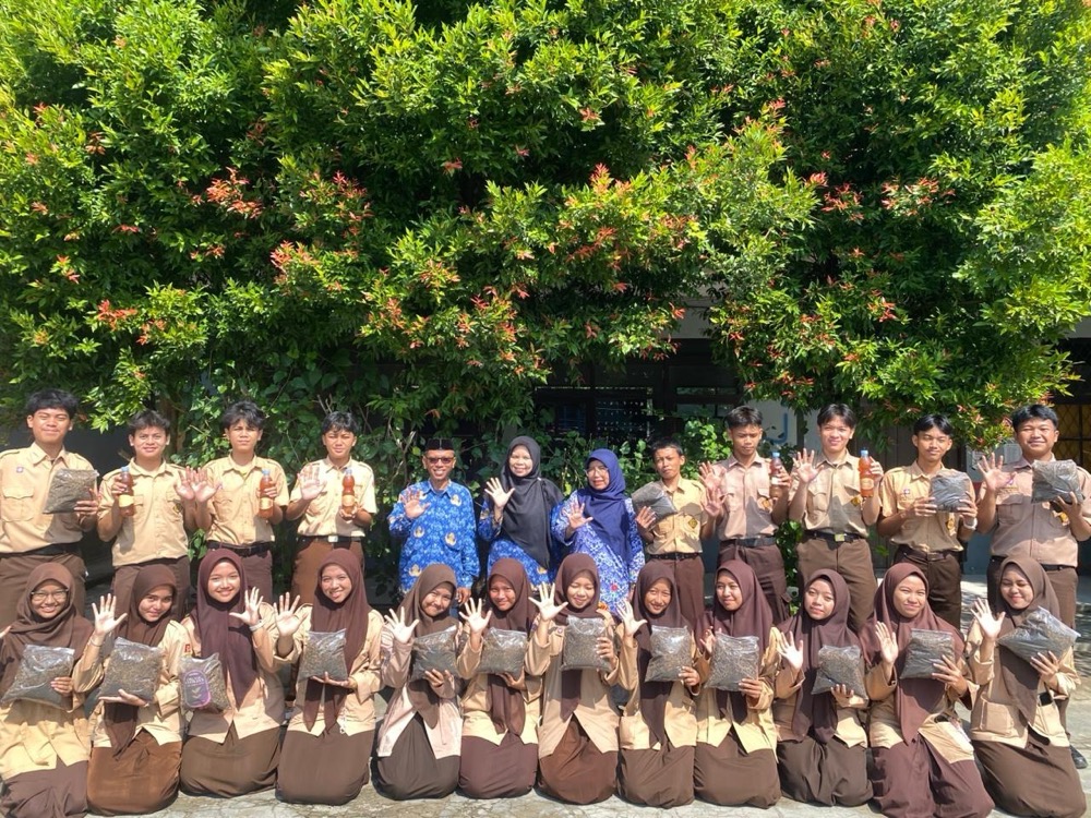 Students of MAN 5 Bogor, Indonesia, running the MAHESA compost project